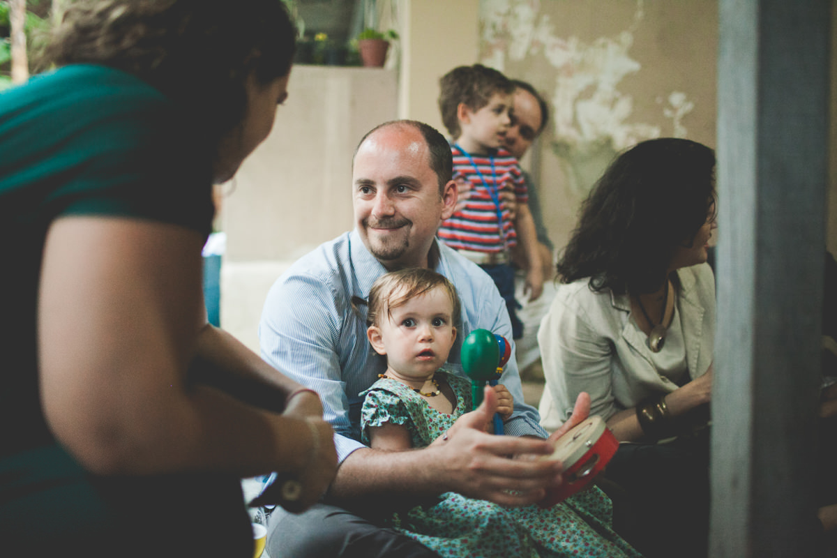 Fotografia Afetiva com Aline Lelles e Rodrigo Wittitz, Fotógrafo de Família, Fotografia de Festa Infantil, Fotógrafo de Festa Infantil Rio de Janeiro, Festa Infantil RJ, Fotografia Lifestyle, Criança correndo no quintal da vovó, Flora brincando com o pai