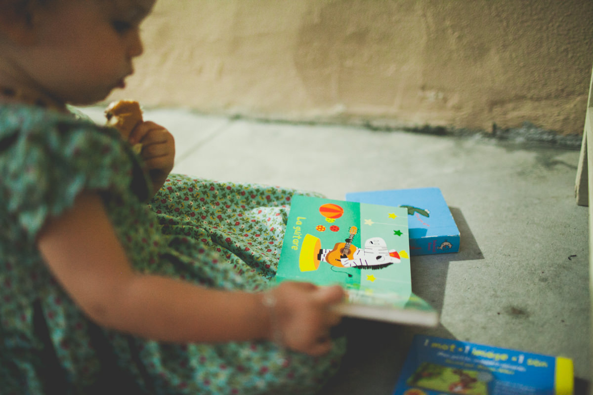 Fotografia Afetiva com Aline Lelles e Rodrigo Wittitz, Fotógrafo de Família, Fotografia de Festa Infantil, Fotógrafo de Festa Infantil Rio de Janeiro, Festa Infantil RJ, Fotografia Lifestyle, Criança correndo no quintal da vovó, Flora brincando