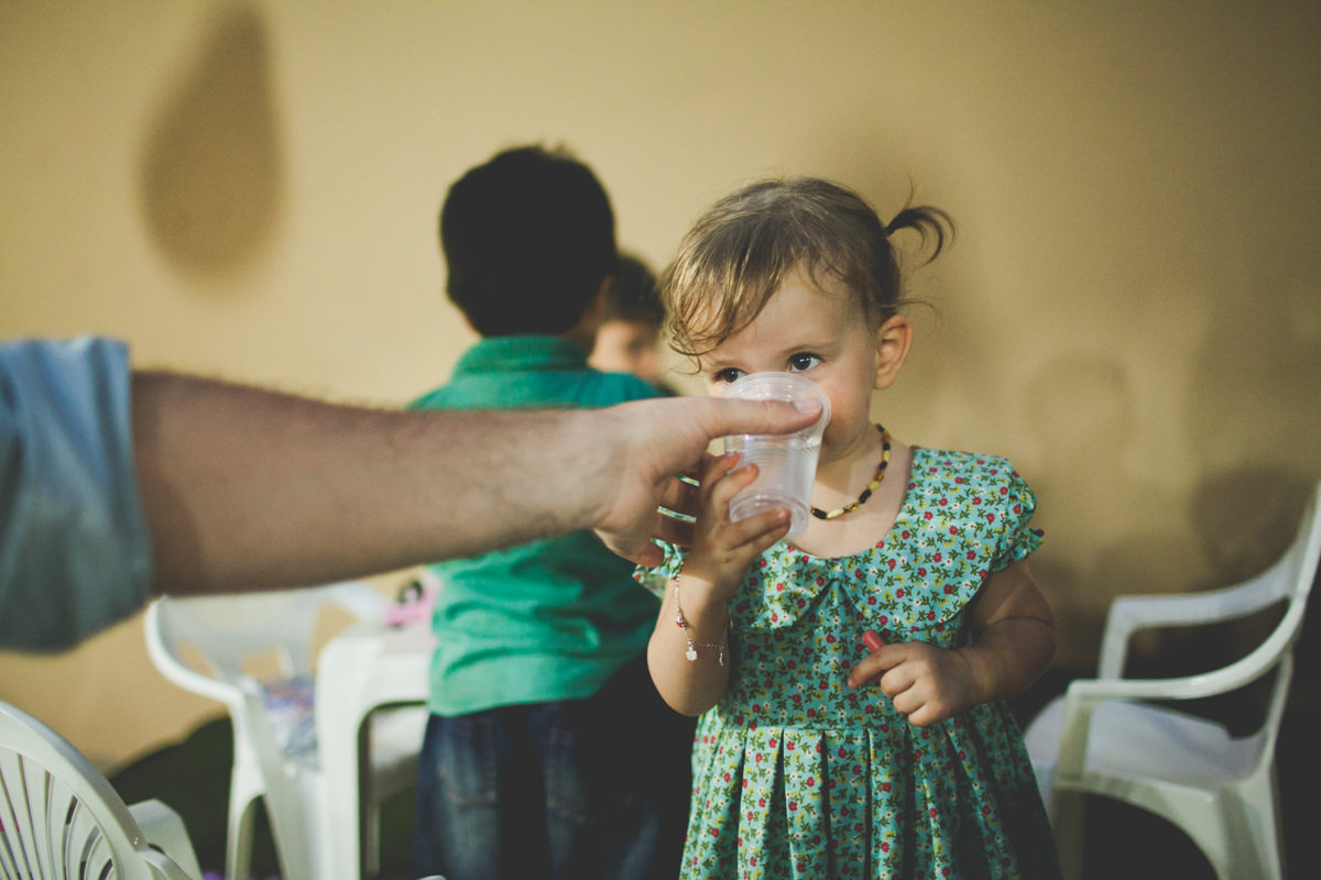 Fotografia Afetiva com Aline Lelles e Rodrigo Wittitz, Fotógrafo de Família, Fotografia de Festa Infantil, Fotógrafo de Festa Infantil Rio de Janeiro, Festa Infantil RJ, Fotografia Lifestyle, Criança correndo no quintal da vovó, Flora brincando com o pai
