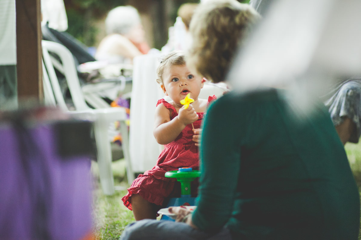 Fotografia Afetiva com Aline Lelles e Rodrigo Wittitz, Fotógrafo de Família, Fotografia de Festa Infantil, Fotógrafo de Festa Infantil Rio de Janeiro, Festa Infantil RJ, Fotografia Lifestyle, Criança correndo no quintal da vovó, Flora brincando