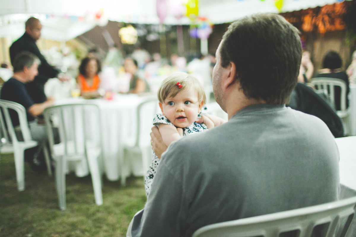 Fotografia Afetiva com Aline Lelles e Rodrigo Wittitz, Fotógrafo de Família, Fotografia de Festa Infantil, Fotógrafo de Festa Infantil Rio de Janeiro, Festa Infantil RJ, Fotografia Lifestyle, Criança correndo no quintal da vovó, Flora brincando