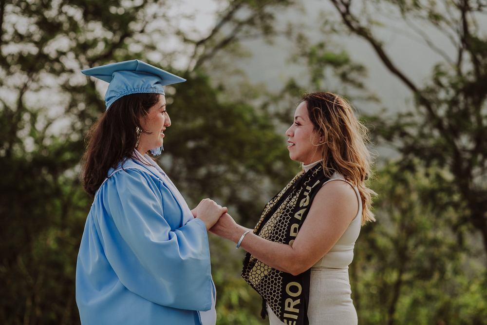 fotos de formatura no Rio de Janeiro, retrato formanda, Mirante Dona Marta, fotos de formatura Rio, formatura Relações Internacionais, formatura Português, formatura Linguística, fotografia de formatura, retratos formandos RJ.