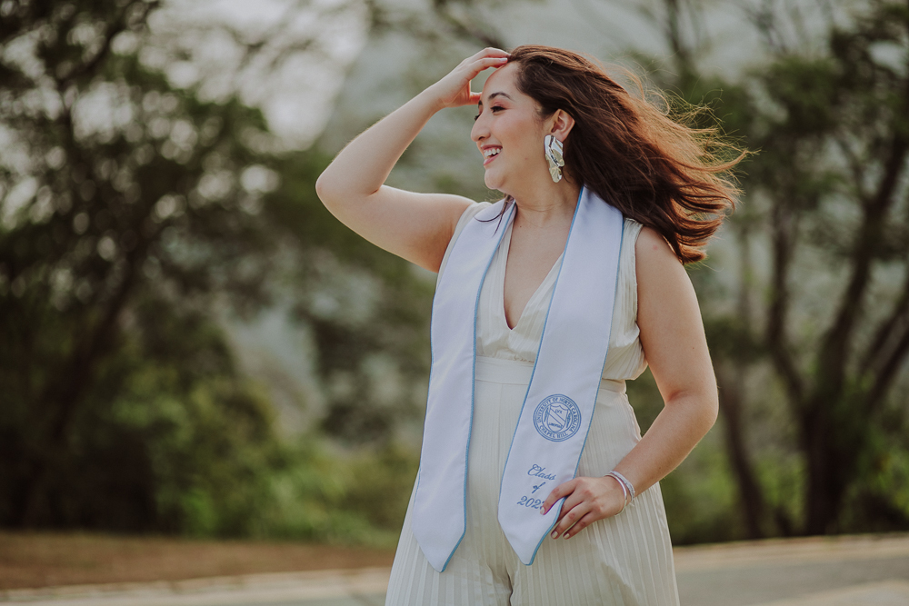 fotos de formatura no Rio de Janeiro, retrato formanda, Mirante Dona Marta, fotos de formatura Rio, formatura Relações Internacionais, formatura Português, formatura Linguística, fotografia de formatura, retratos formandos RJ.