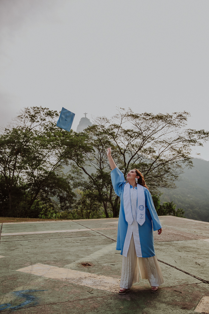 fotos de formatura no Rio de Janeiro, retrato formanda, Mirante Dona Marta, fotos de formatura Rio, formatura Relações Internacionais, formatura Português, formatura Linguística, fotografia de formatura, retratos formandos RJ.