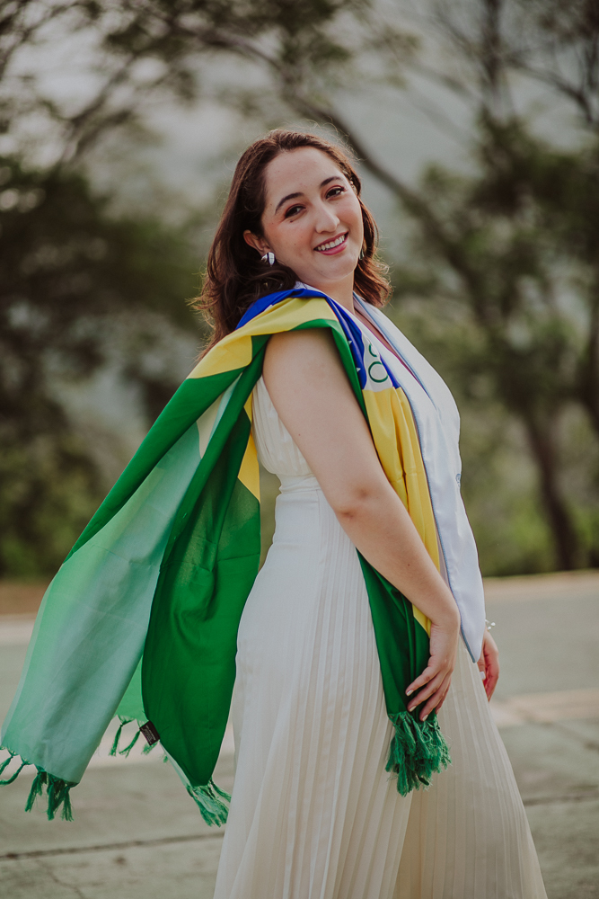 fotos de formatura no Rio de Janeiro, retrato formanda, Mirante Dona Marta, fotos de formatura Rio, formatura Relações Internacionais, formatura Português, formatura Linguística, fotografia de formatura, retratos formandos RJ.