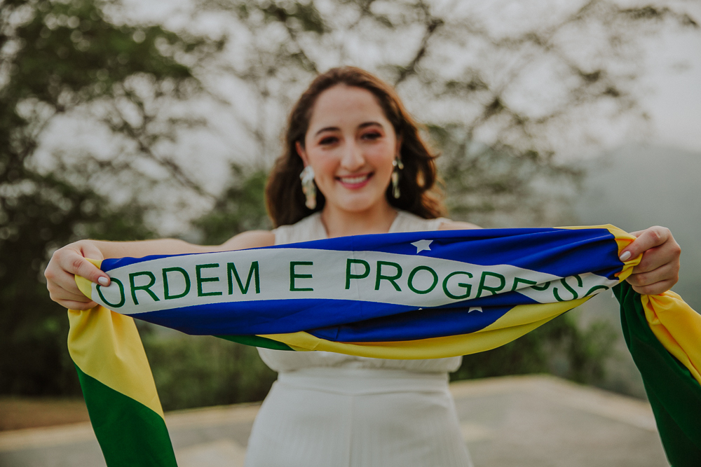 fotos de formatura no Rio de Janeiro, retrato formanda, Mirante Dona Marta, fotos de formatura Rio, formatura Relações Internacionais, formatura Português, formatura Linguística, fotografia de formatura, retratos formandos RJ.
