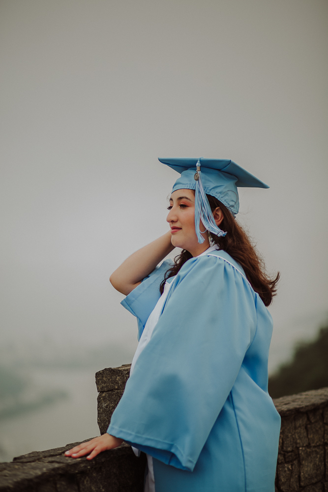 fotos de formatura no Rio de Janeiro, retrato formanda, Mirante Dona Marta, fotos de formatura Rio, formatura Relações Internacionais, formatura Português, formatura Linguística, fotografia de formatura, retratos formandos RJ.