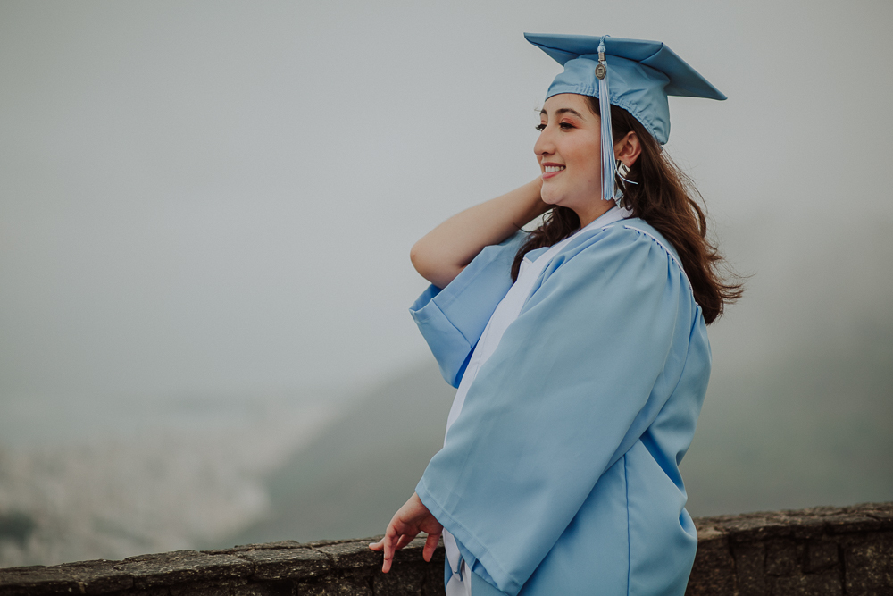 fotos de formatura no Rio de Janeiro, retrato formanda, Mirante Dona Marta, fotos de formatura Rio, formatura Relações Internacionais, formatura Português, formatura Linguística, fotografia de formatura, retratos formandos RJ.