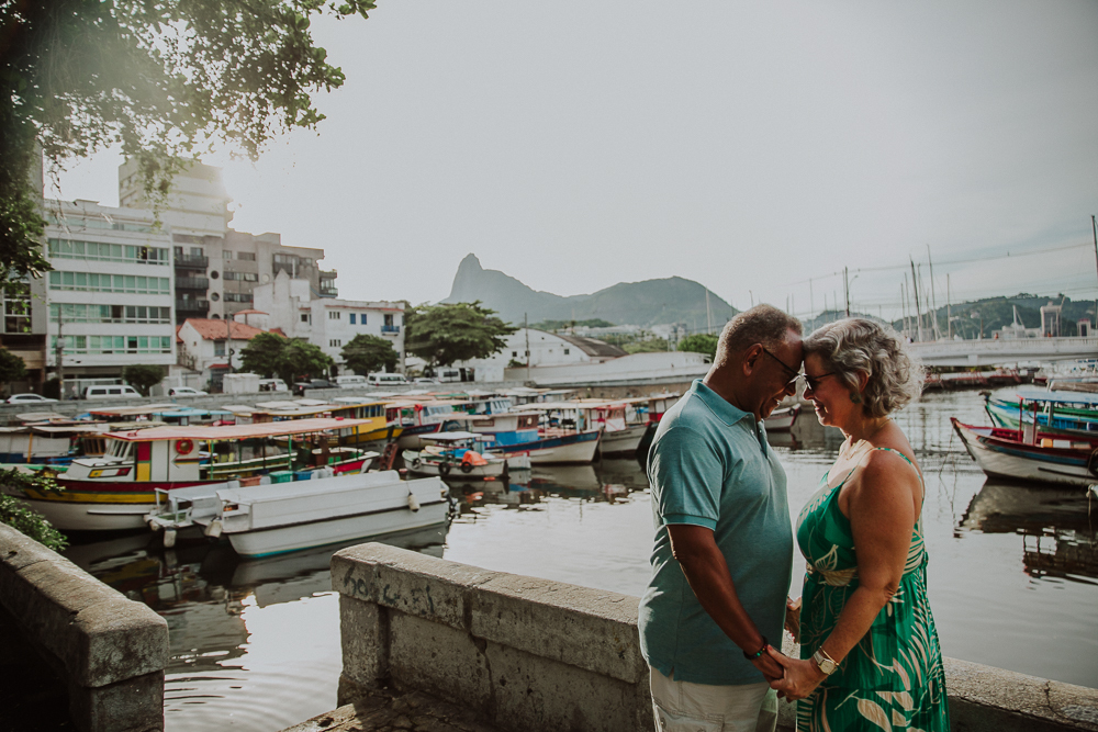 Ensaio de casal com gesto de intimidade e afeto na Mureta da Urca, RJ.