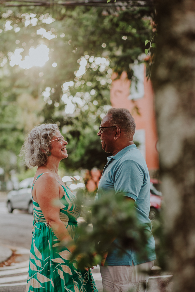  Casal maduro trocando olhares e sorrisos durante ensaio no Rio de Janeiro.