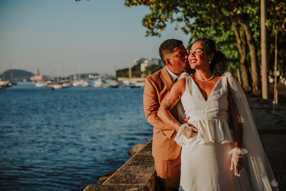 Casal celebrando casamento civil na Zona Sul do Rio de Janeiro.