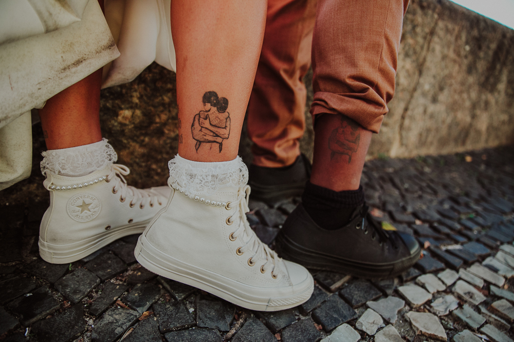 Detalhes autênticos de um casamento intimista no Rio de Janeiro. Tênis all star