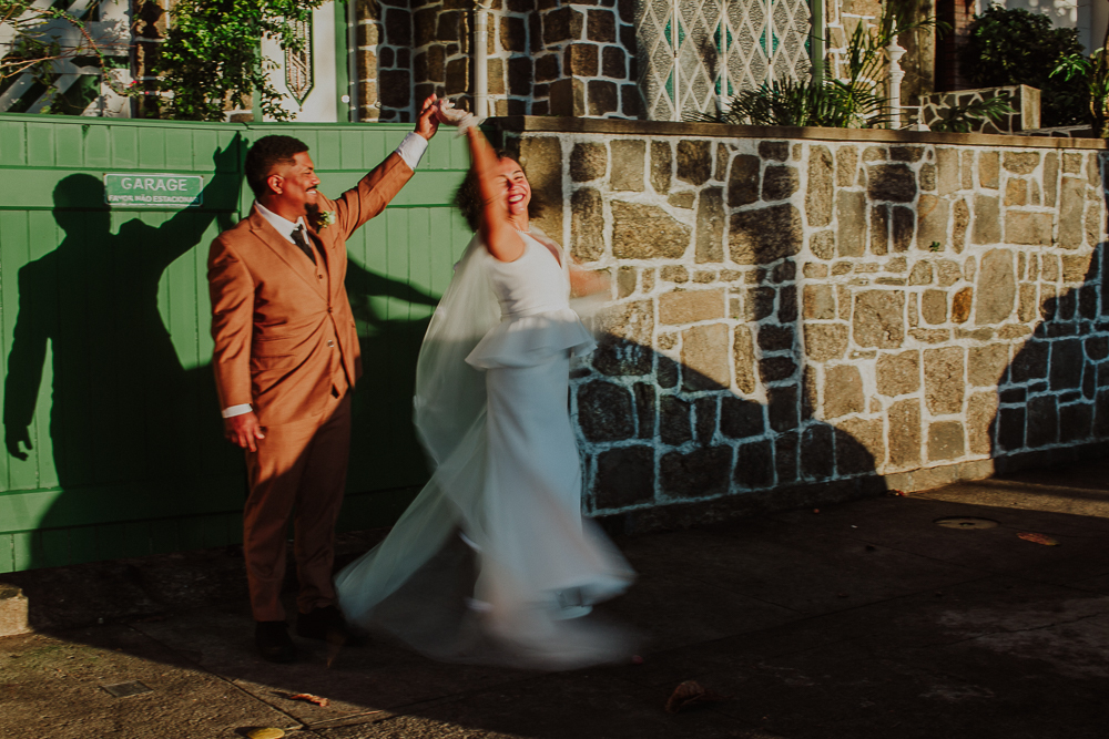 Momento espontâneo durante ensaio pós-wedding na Urca.