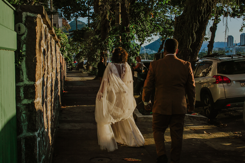 Casal caminhando após cerimônia de casamento civil no Rio.