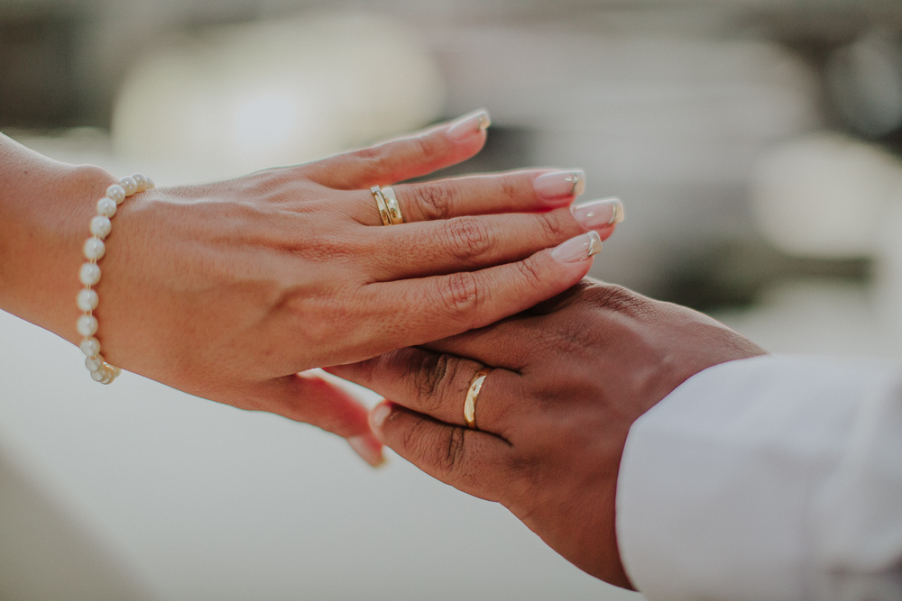 Alianças de casamento durante cerimônia civil no Rio de Janeiro.