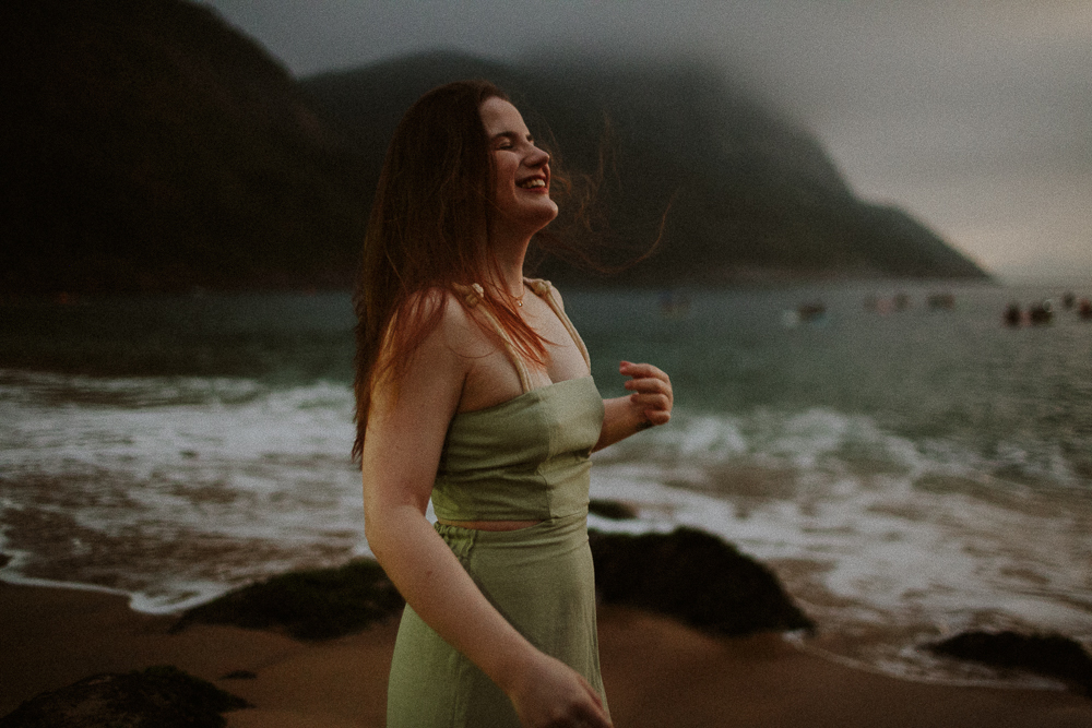 Retrato poetico, cinematografico e espontâneo de mulher durante ensaio de família na Praia Vermelha como um quadro de Leonardo Da Vinci.