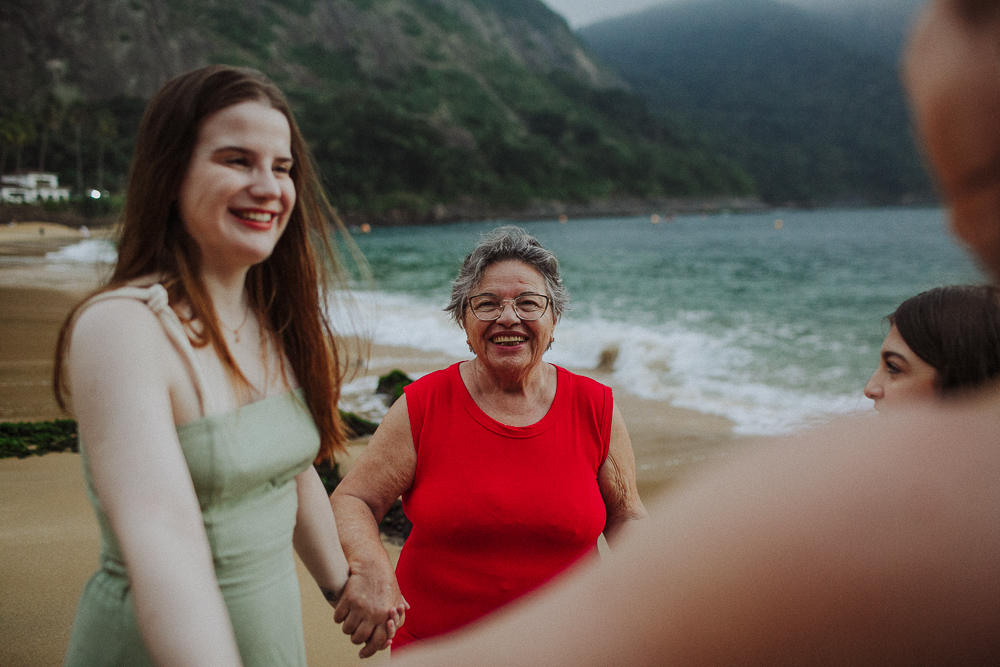 Sorrisos espontâneos durante ensaio de família no Rio de Janeiro.