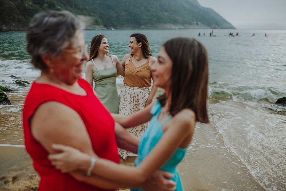 Avó e neta sorrindo durante ensaio fotográfico na Praia Vermelha.