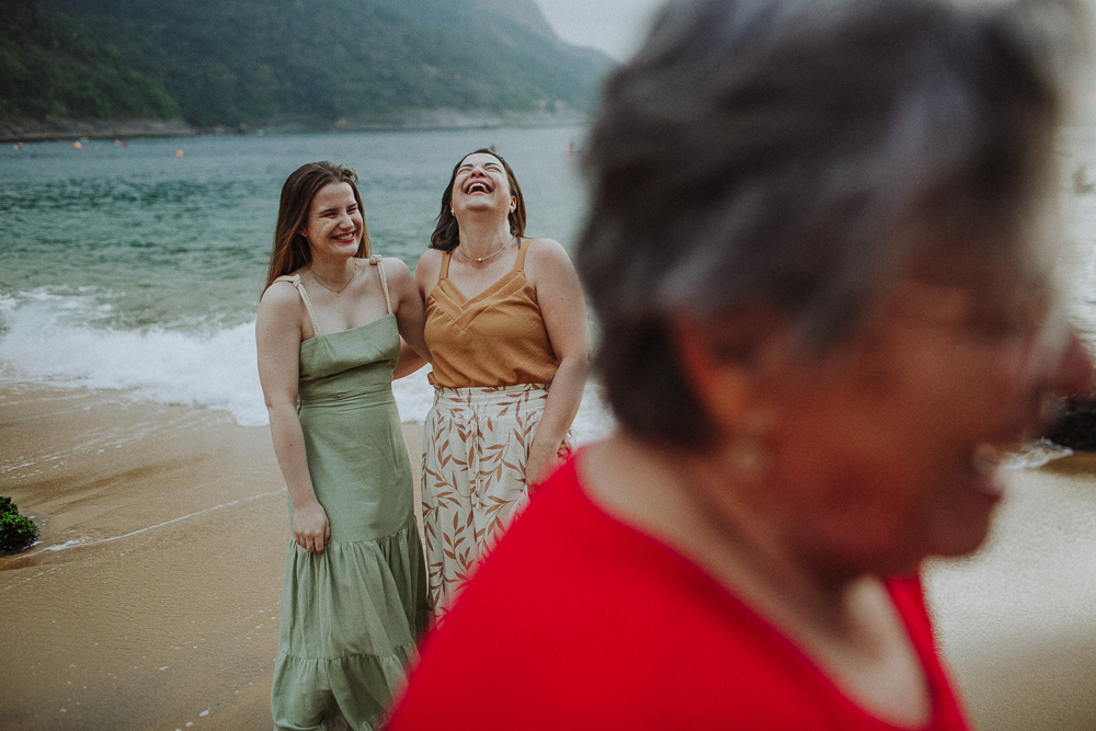 Família rindo durante ensaio fotográfico espontâneo.
