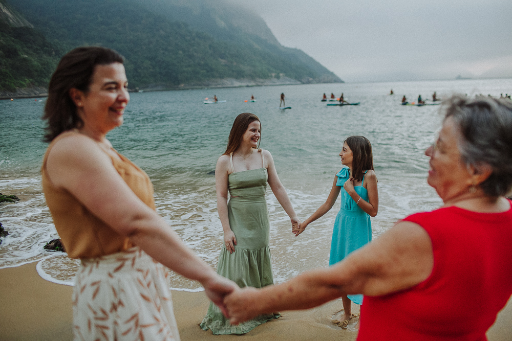 Três gerações reunidas durante ensaio fotográfico na praia.