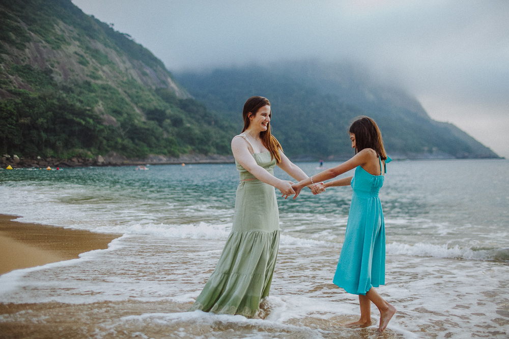 Irmãs brincando na areia da Praia Vermelha.