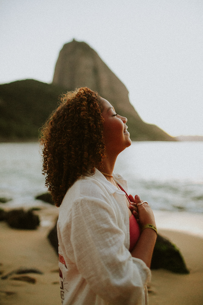Retrato de Alice à beira-mar durante seu ensaio de 15 anos na Praia Vermelha, Rio de Janeiro, em um momento de contemplação e conexão.