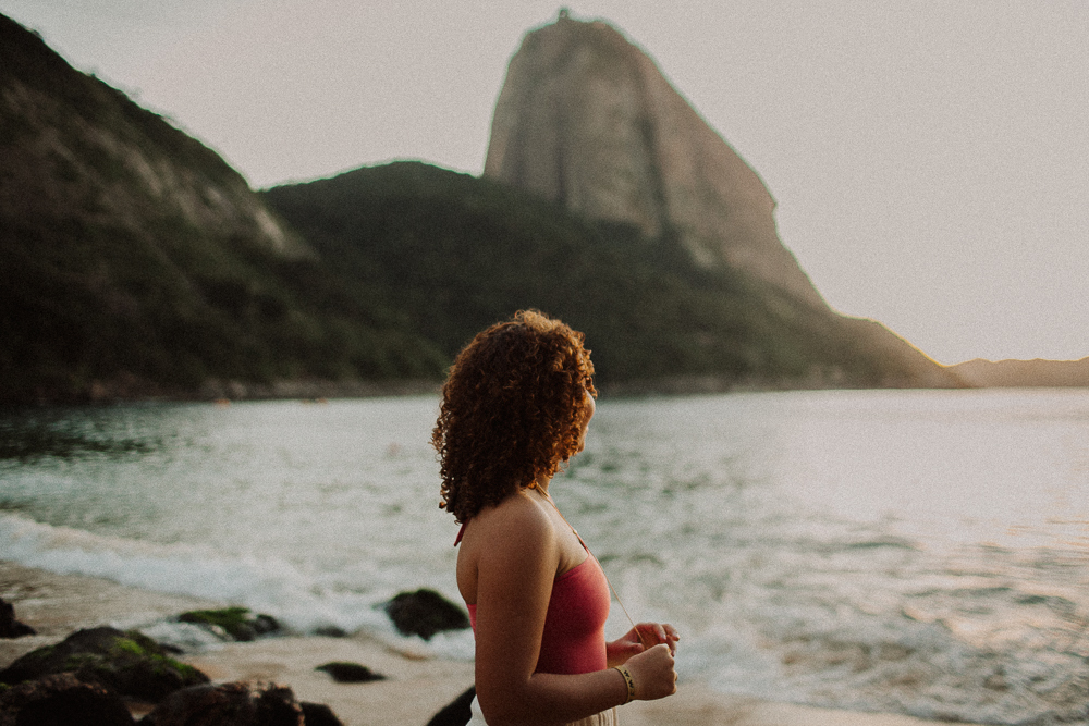 Alice diante do Pão de Açúcar durante ensaio fotográfico de 15 anos na Praia Vermelha, um dos cenários mais especiais do Rio de Janeiro.