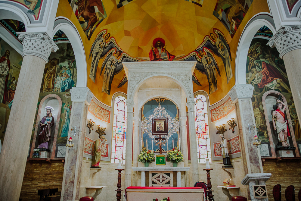 Noivos diante do altar durante a celebração do Sacramento do Matrimônio em casamento católico no Grajaú, Rio de Janeiro. Fotografia de casamento por Aline Lelles do Atelier Fotografia Afetiva. Paróquia Nossa Senhora do Perpétuo Socorro RJ
