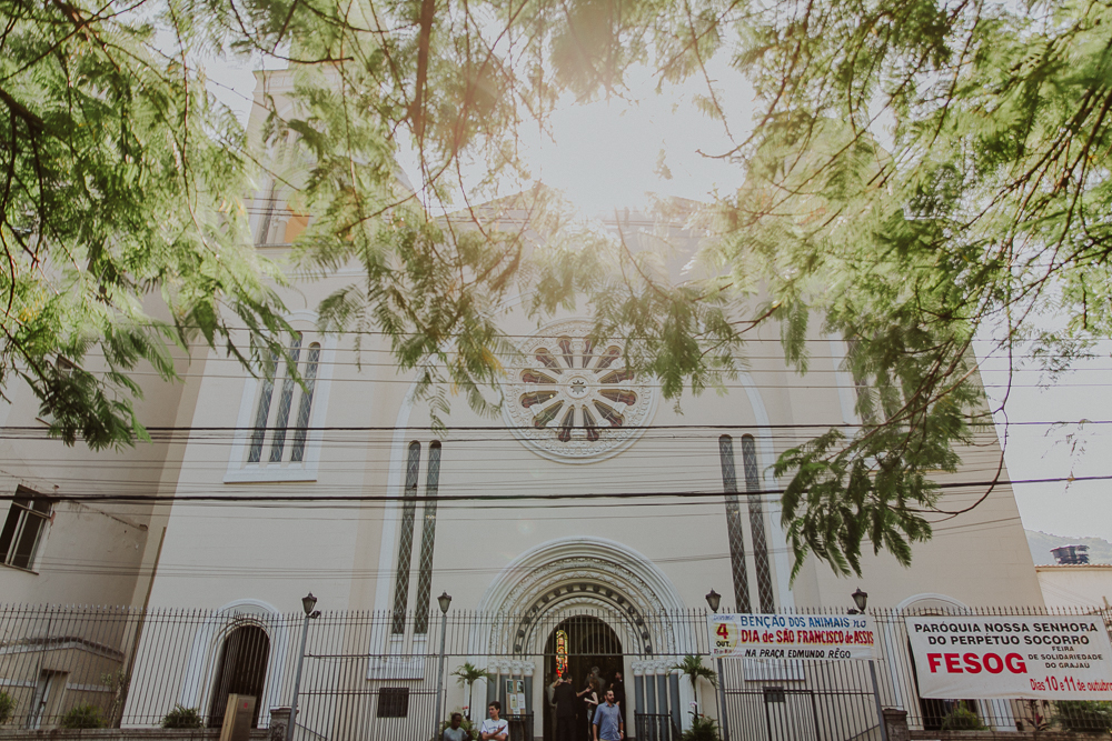 Noivos diante do altar durante a celebração do Sacramento do Matrimônio em casamento católico no Grajaú, Rio de Janeiro. Fotografia de casamento por Aline Lelles do Atelier Fotografia Afetiva. Paróquia Nossa Senhora do Perpétuo Socorro RJ