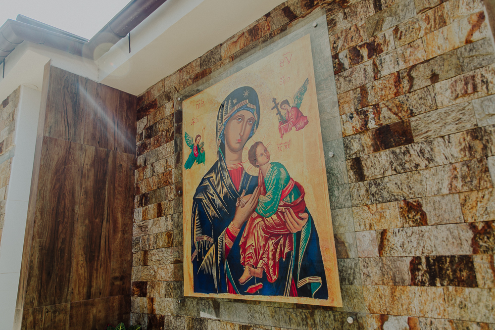 Noivos diante do altar durante a celebração do Sacramento do Matrimônio em casamento católico no Grajaú, Rio de Janeiro. Fotografia de casamento por Aline Lelles do Atelier Fotografia Afetiva. Paróquia Nossa Senhora do Perpétuo Socorro RJ