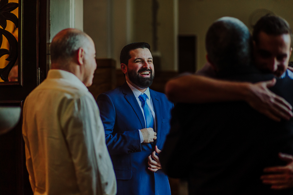 Noivos diante do altar durante a celebração do Sacramento do Matrimônio em casamento católico no Grajaú, Rio de Janeiro. Fotografia de casamento por Aline Lelles do Atelier Fotografia Afetiva. Paróquia Nossa Senhora do Perpétuo Socorro RJ