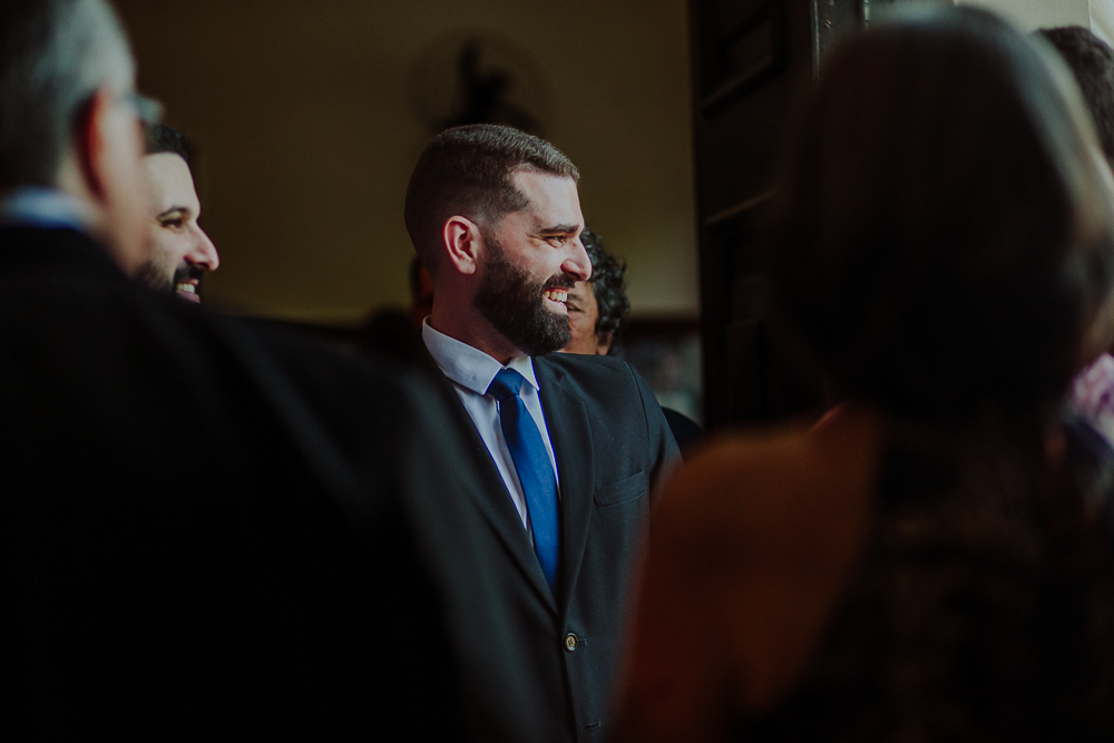 Noivos diante do altar durante a celebração do Sacramento do Matrimônio em casamento católico no Grajaú, Rio de Janeiro. Fotografia de casamento por Aline Lelles do Atelier Fotografia Afetiva. Paróquia Nossa Senhora do Perpétuo Socorro RJ