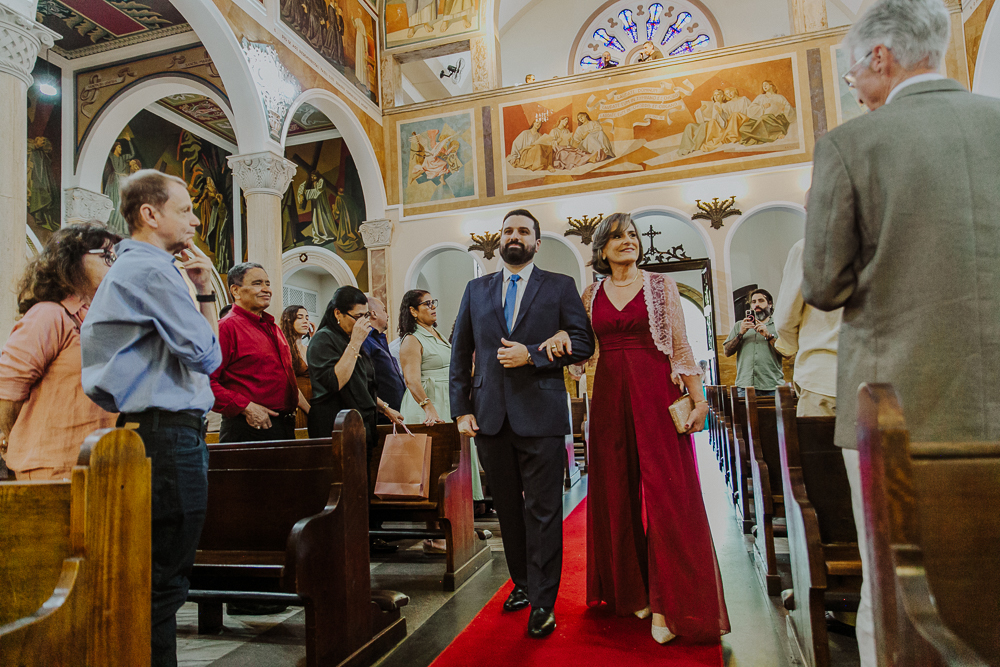 Noivos diante do altar durante a celebração do Sacramento do Matrimônio em casamento católico no Grajaú, Rio de Janeiro. Fotografia de casamento por Aline Lelles do Atelier Fotografia Afetiva. Paróquia Nossa Senhora do Perpétuo Socorro RJ