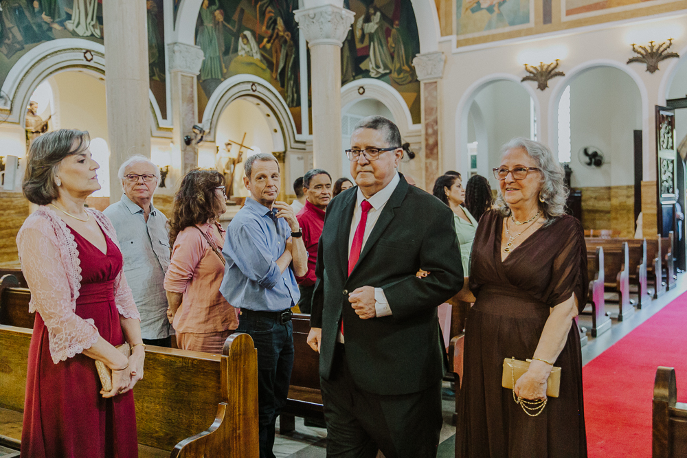 Noivos diante do altar durante a celebração do Sacramento do Matrimônio em casamento católico no Grajaú, Rio de Janeiro. Fotografia de casamento por Aline Lelles do Atelier Fotografia Afetiva. Paróquia Nossa Senhora do Perpétuo Socorro RJ