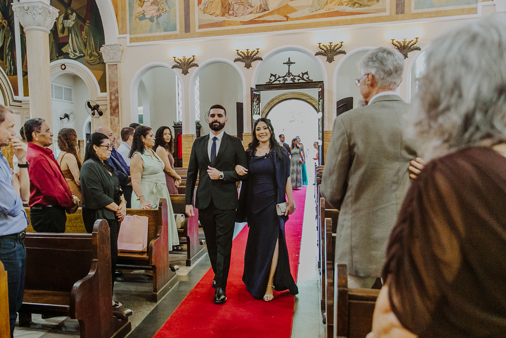 Noivos diante do altar durante a celebração do Sacramento do Matrimônio em casamento católico no Grajaú, Rio de Janeiro. Fotografia de casamento por Aline Lelles do Atelier Fotografia Afetiva. Paróquia Nossa Senhora do Perpétuo Socorro RJ