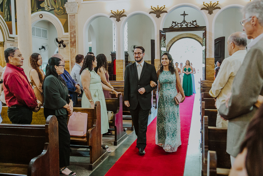 Noivos diante do altar durante a celebração do Sacramento do Matrimônio em casamento católico no Grajaú, Rio de Janeiro. Fotografia de casamento por Aline Lelles do Atelier Fotografia Afetiva. Paróquia Nossa Senhora do Perpétuo Socorro RJ