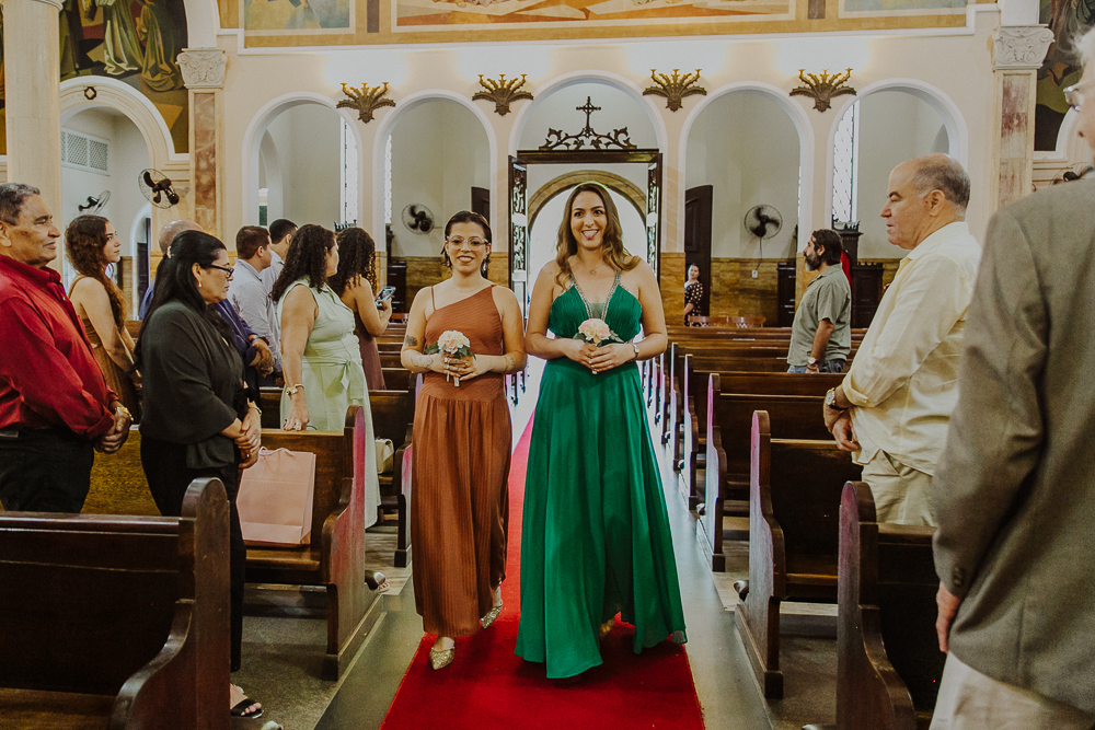 Noivos diante do altar durante a celebração do Sacramento do Matrimônio em casamento católico no Grajaú, Rio de Janeiro. Fotografia de casamento por Aline Lelles do Atelier Fotografia Afetiva. Paróquia Nossa Senhora do Perpétuo Socorro RJ