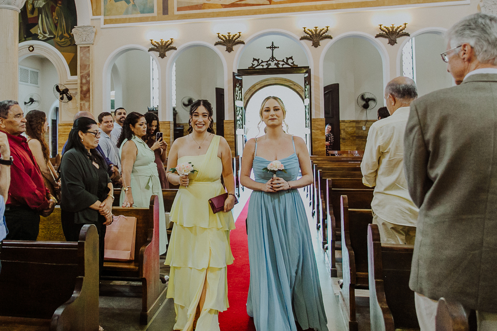 Noivos diante do altar durante a celebração do Sacramento do Matrimônio em casamento católico no Grajaú, Rio de Janeiro. Fotografia de casamento por Aline Lelles do Atelier Fotografia Afetiva. Paróquia Nossa Senhora do Perpétuo Socorro RJ
