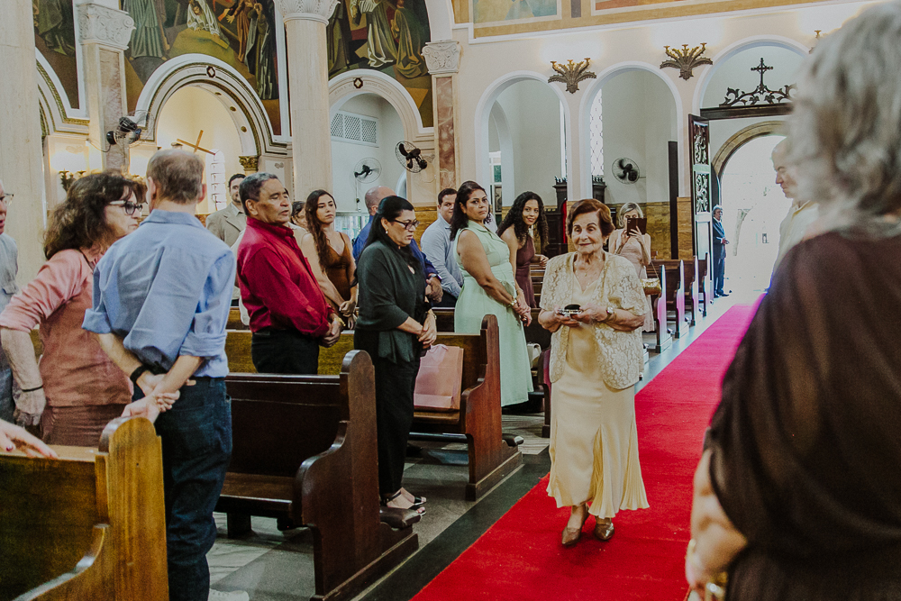 Noivos diante do altar durante a celebração do Sacramento do Matrimônio em casamento católico no Grajaú, Rio de Janeiro. Fotografia de casamento por Aline Lelles do Atelier Fotografia Afetiva. Paróquia Nossa Senhora do Perpétuo Socorro RJ