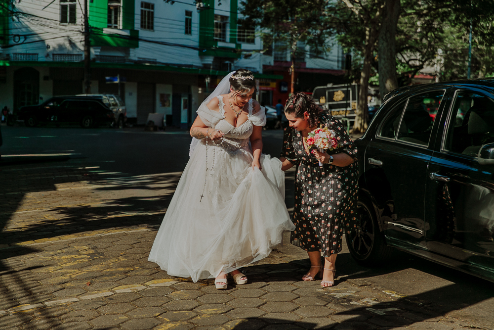 Noivos diante do altar durante a celebração do Sacramento do Matrimônio em casamento católico no Grajaú, Rio de Janeiro. Fotografia de casamento por Aline Lelles do Atelier Fotografia Afetiva. Paróquia Nossa Senhora do Perpétuo Socorro RJ