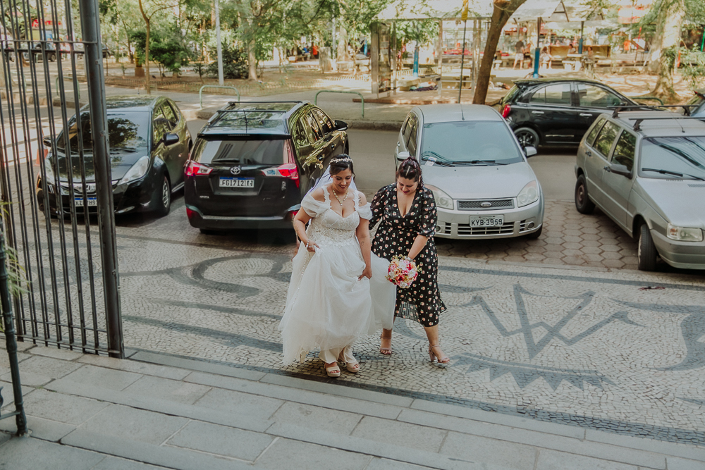 Noivos diante do altar durante a celebração do Sacramento do Matrimônio em casamento católico no Grajaú, Rio de Janeiro. Fotografia de casamento por Aline Lelles do Atelier Fotografia Afetiva. Paróquia Nossa Senhora do Perpétuo Socorro RJ