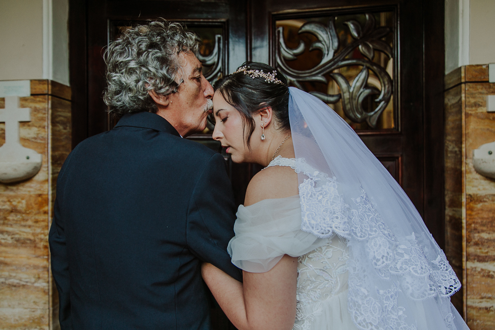 Noivos diante do altar durante a celebração do Sacramento do Matrimônio em casamento católico no Grajaú, Rio de Janeiro. Fotografia de casamento por Aline Lelles do Atelier Fotografia Afetiva. Paróquia Nossa Senhora do Perpétuo Socorro RJ