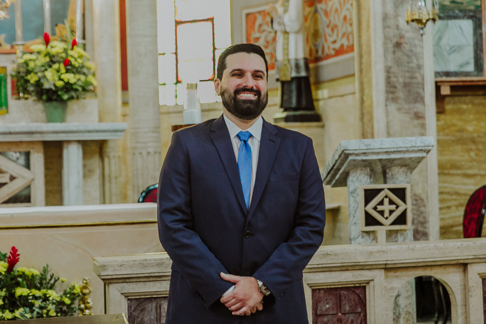 Noivos diante do altar durante a celebração do Sacramento do Matrimônio em casamento católico no Grajaú, Rio de Janeiro. Fotografia de casamento por Aline Lelles do Atelier Fotografia Afetiva. Paróquia Nossa Senhora do Perpétuo Socorro RJ