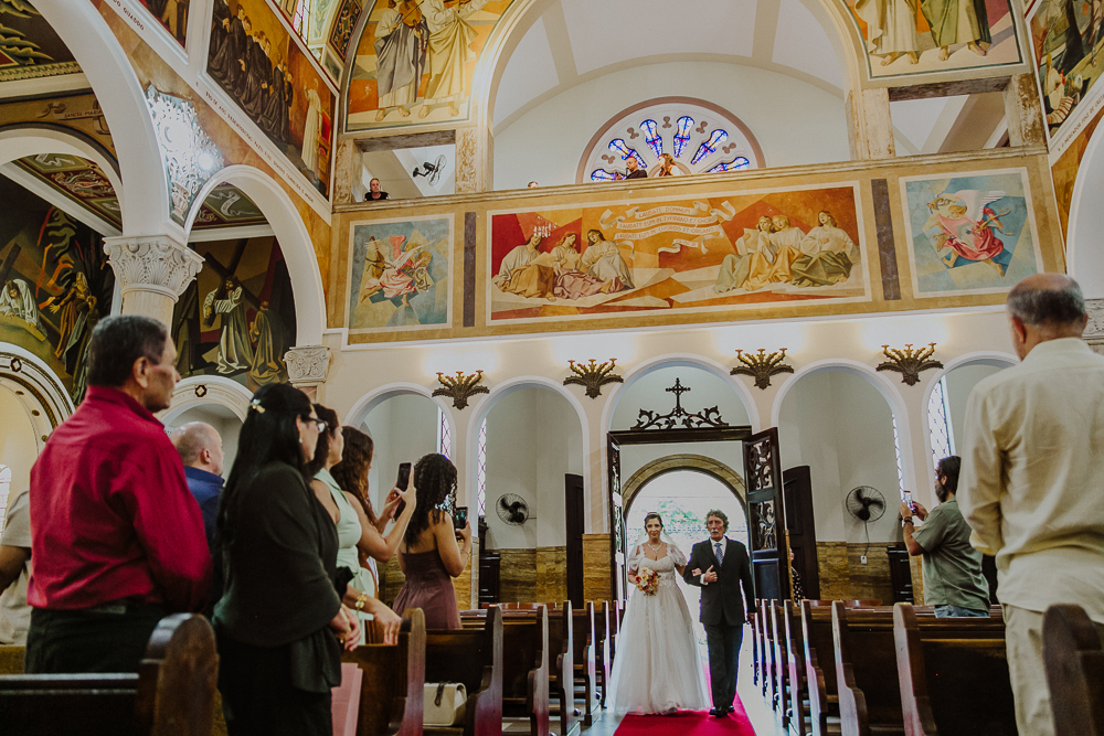 Noivos diante do altar durante a celebração do Sacramento do Matrimônio em casamento católico no Grajaú, Rio de Janeiro. Fotografia de casamento por Aline Lelles do Atelier Fotografia Afetiva. Paróquia Nossa Senhora do Perpétuo Socorro RJ