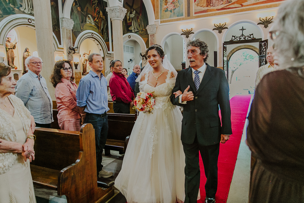 Noivos diante do altar durante a celebração do Sacramento do Matrimônio em casamento católico no Grajaú, Rio de Janeiro. Fotografia de casamento por Aline Lelles do Atelier Fotografia Afetiva. Paróquia Nossa Senhora do Perpétuo Socorro RJ