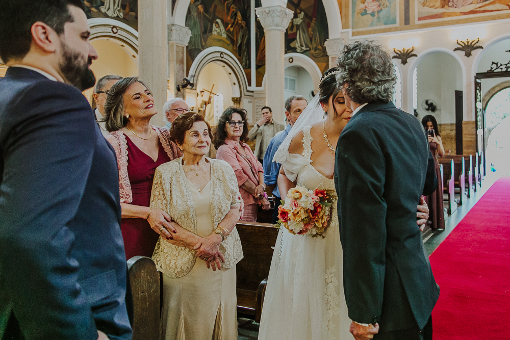 Noivos diante do altar durante a celebração do Sacramento do Matrimônio em casamento católico no Grajaú, Rio de Janeiro. Fotografia de casamento por Aline Lelles do Atelier Fotografia Afetiva. Paróquia Nossa Senhora do Perpétuo Socorro RJ