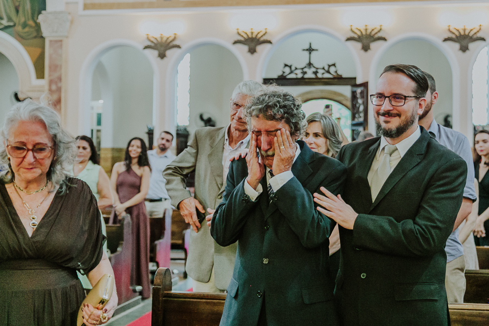 Noivos diante do altar durante a celebração do Sacramento do Matrimônio em casamento católico no Grajaú, Rio de Janeiro. Fotografia de casamento por Aline Lelles do Atelier Fotografia Afetiva. Paróquia Nossa Senhora do Perpétuo Socorro RJ