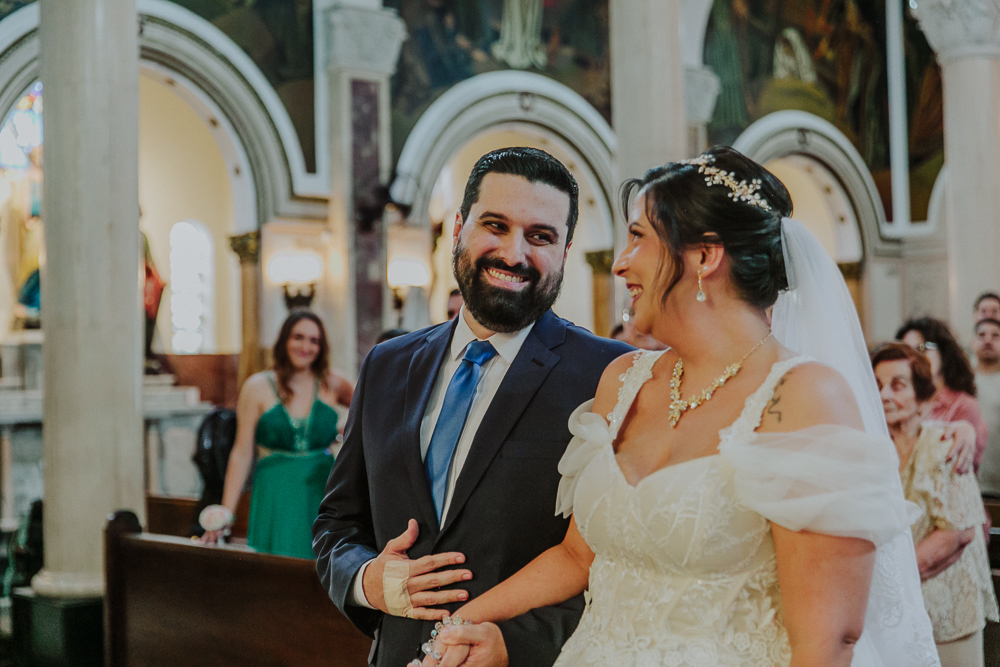 Noivos diante do altar durante a celebração do Sacramento do Matrimônio em casamento católico no Grajaú, Rio de Janeiro. Fotografia de casamento por Aline Lelles do Atelier Fotografia Afetiva