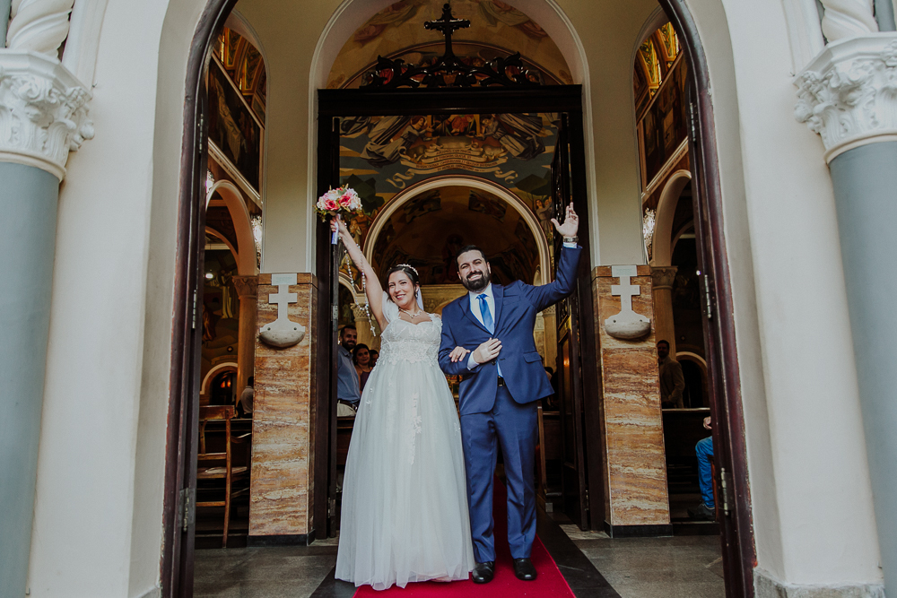 Saída dos noivos na Paróquia Nossa Senhora do Perpétuo Socorro durante a celebração do Sacramento do Matrimônio em casamento católico no Grajaú, Rio de Janeiro. Fotografia de casamento por Aline Lelles do Atelier Fotografia Afetiva