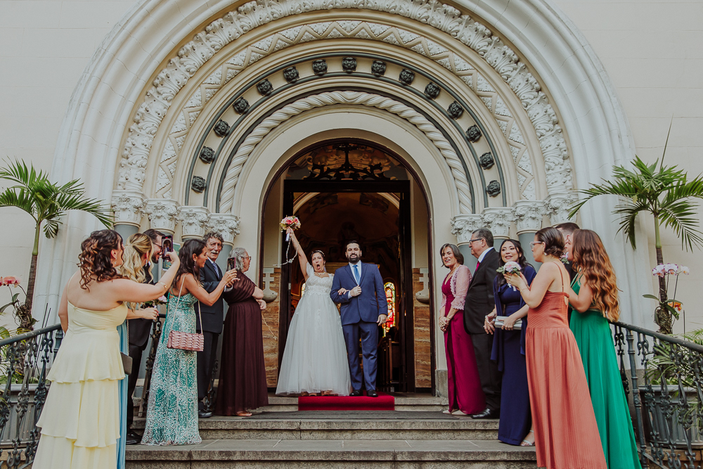 Saída dos noivos na Paróquia Nossa Senhora do Perpétuo Socorro durante a celebração do Sacramento do Matrimônio em casamento católico no Grajaú, Rio de Janeiro. Fotografia de casamento por Aline Lelles do Atelier Fotografia Afetiva